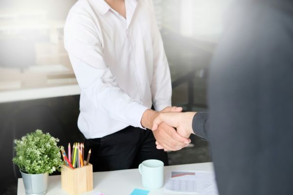 كيف تتفاوض على راتبك بعد عرض العمل: دليل عملي بالأرقام